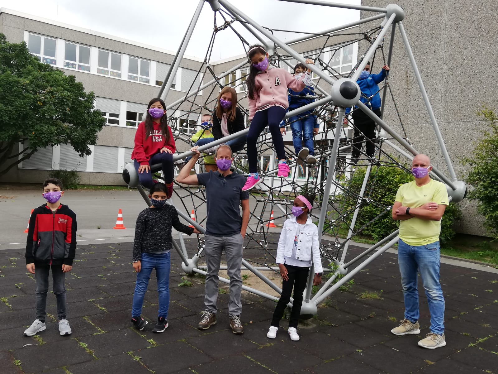 Dr. Strenger mit Schülerinnen und Schülern der Johannes-Wulff-Schule am 27. August 2020